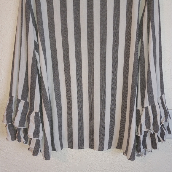 ODDY Bell Sleeve Blouse - Picture 7 of 8